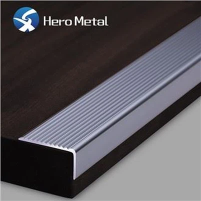 টালি সিঁড়ি প্রান্ত নোসিং